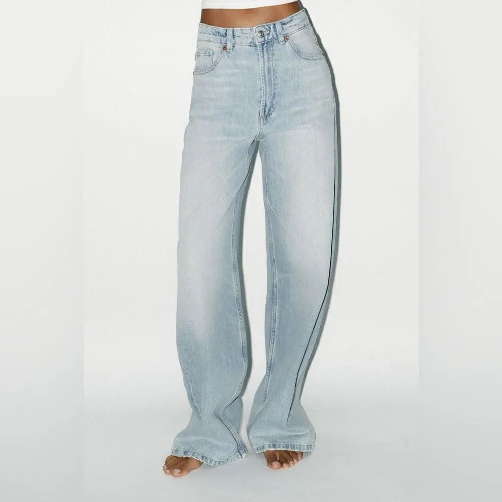 Zara light wash baggy wide leg jeans raw hem high waist size 8